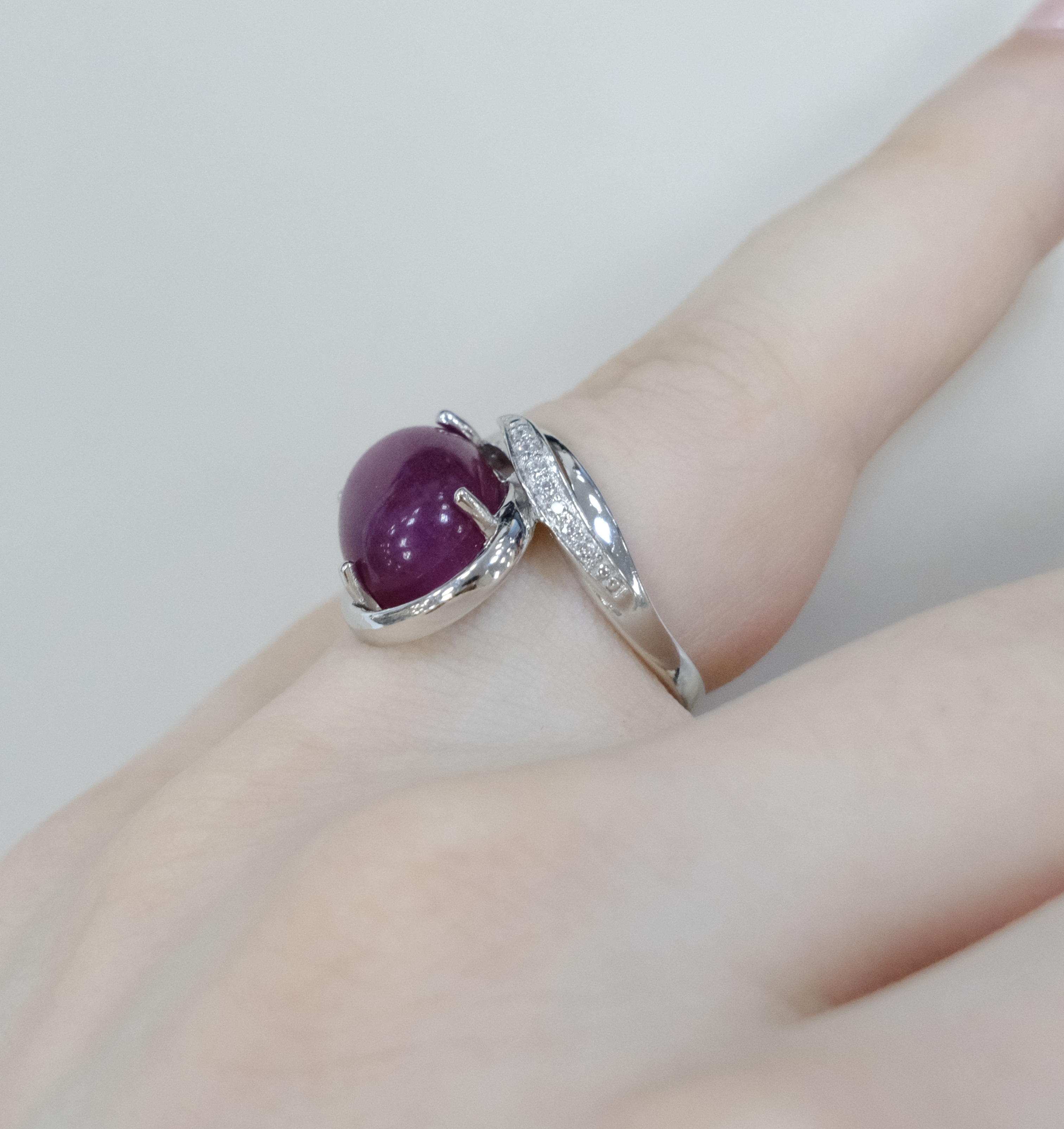 Серебряное кольцо с малиновым жадеитом